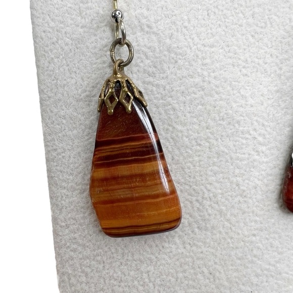 Red Agate Stone Slice Gold Tone Filigree Caps Pierced Earrings - Picture 2 of 9